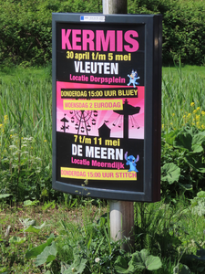 912821 Afbeelding van een billboard met de aankondiging van kermissen in Vleuten (locatie Dorpspleiin) en daaropvolgend ...